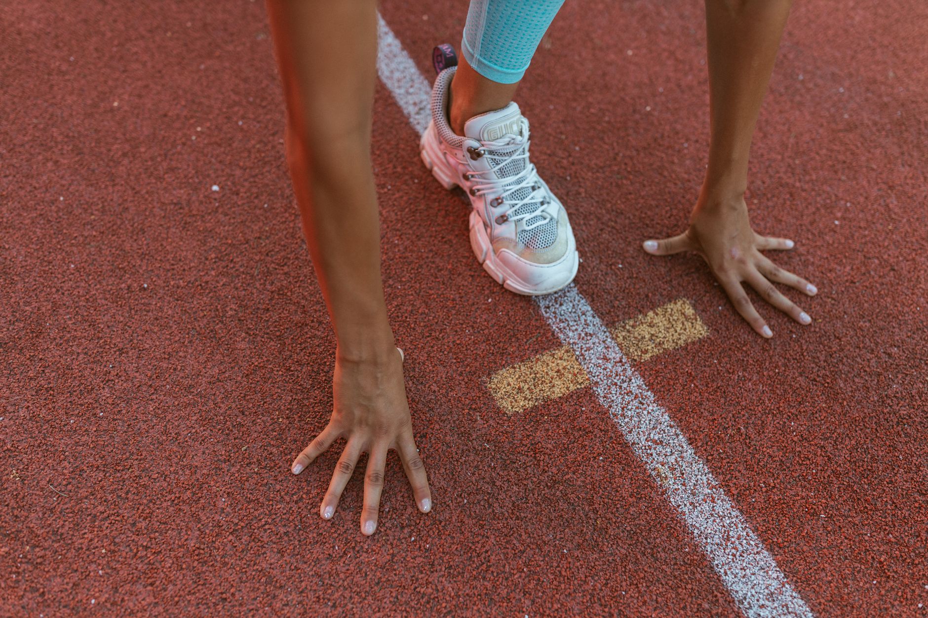 Runner training outdoors for Best lifting app for runners who want simple weekly structure.