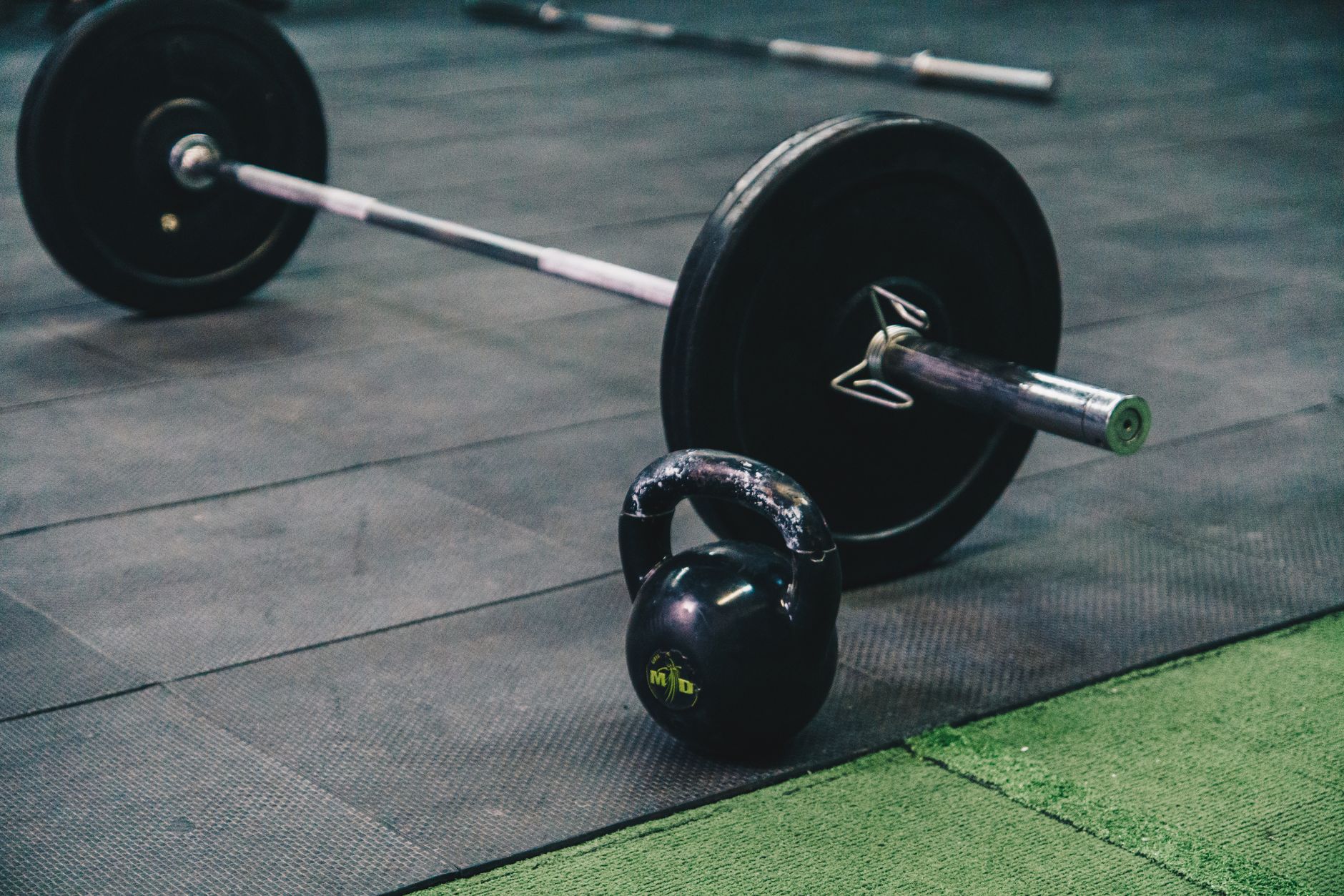 Athlete strength training in a gym for Best app for home-gym training plans.