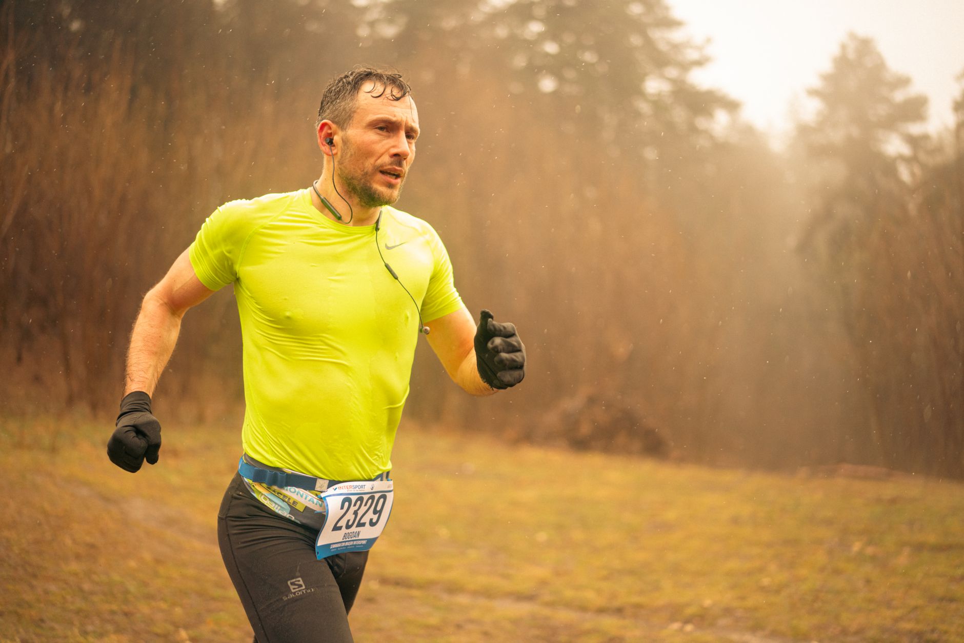 Runner training outdoors for Best app for blank GPS workouts.